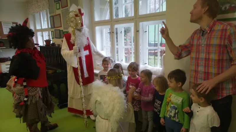 Mikuláš ve školce - oranžoví
