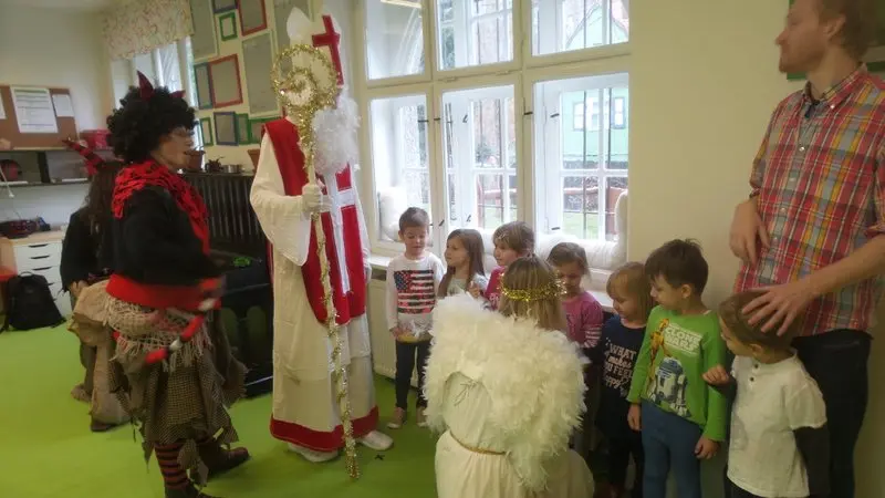 Mikuláš ve školce - oranžoví