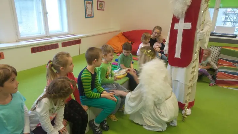 Mikuláš ve školce - červení