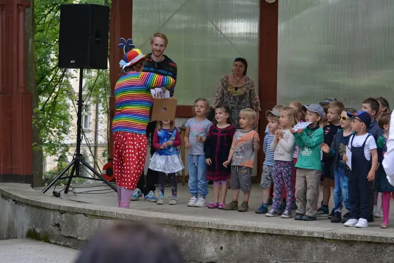 Těmi dveřmi do pohádky