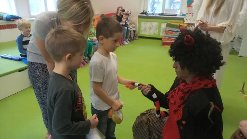 Mikuláš ve školce - červení