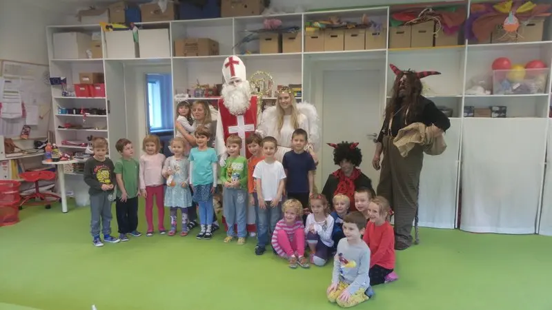 Mikuláš ve školce - červení
