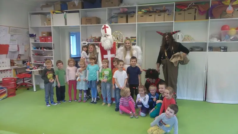Mikuláš ve školce - červení