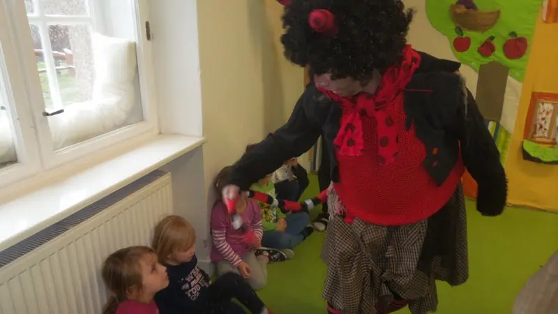 Mikuláš ve školce - oranžoví