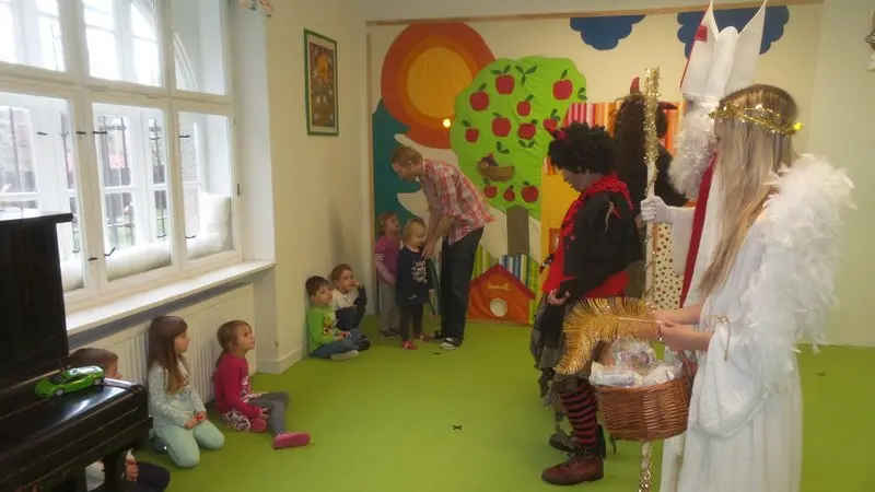 Mikuláš ve školce - oranžoví